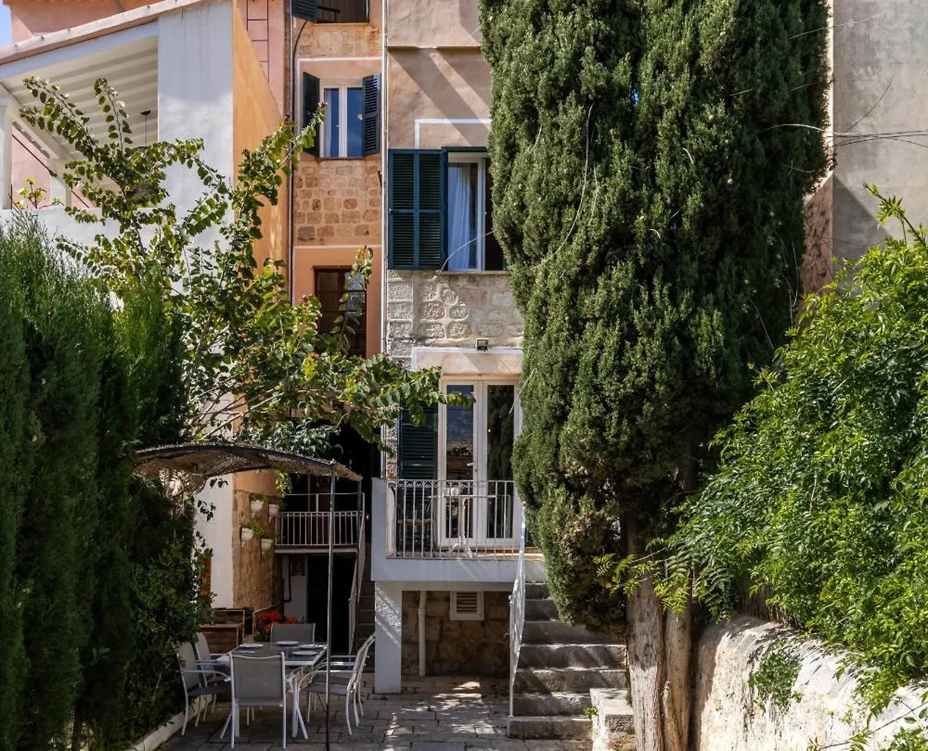 Mar 10 Villa Soller 0*,